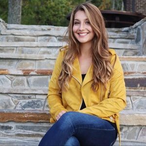 Meet your Posher, Alexis